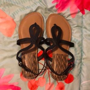 ⭐️⭐️3/$25!!⭐️⭐️ Time and True black strappy sandals BNWOB!